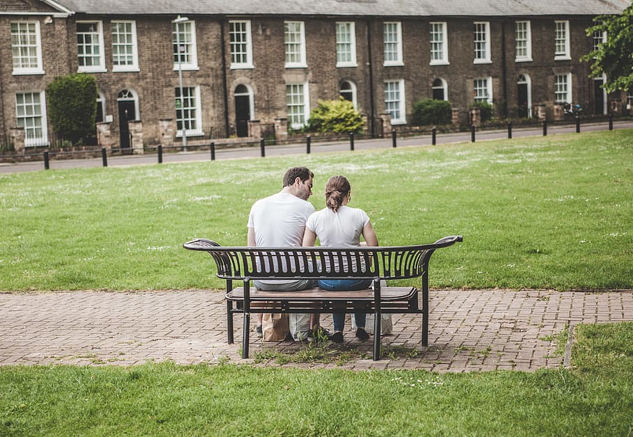 man and woman sitting on bench, man and woman sitting on bench in front of building during daytime, HD wallpaper