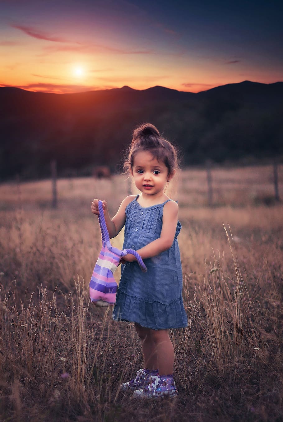 girl wearing blue chambray spaghetti strap dress holding purple striped bag during sunset, HD wallpaper