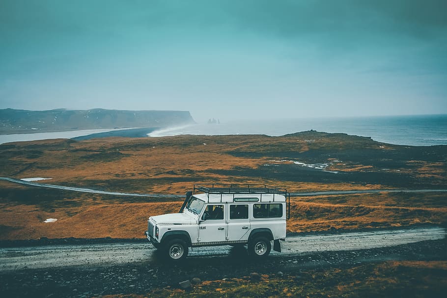 white Jeep SUV on gray rocky road during daytime, white SUV running on gray pave road, HD wallpaper